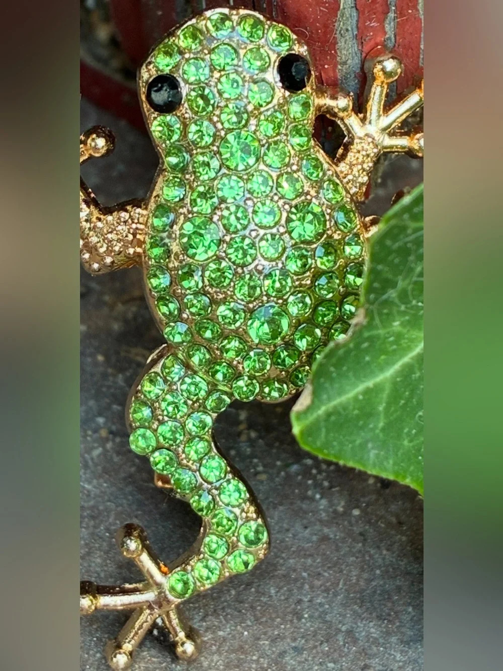 🐸 Gold-Tone Green Rhinestone Frog Pin Brooch- Reptile Habitat Accent